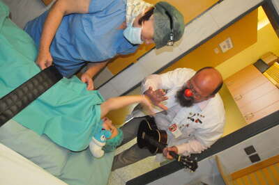 Zdravotní klauni rozptýlí malé pacienty i při cestě na operační sál. 