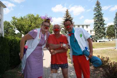 Zdravotní klauni potěšili i rekonvalescenty v parku. 