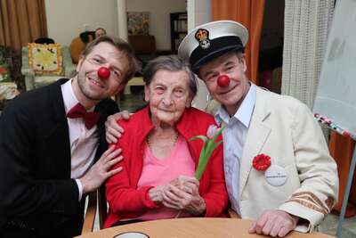 Seniorky byly z květin od Zdravotních klaunů dojaté. 
