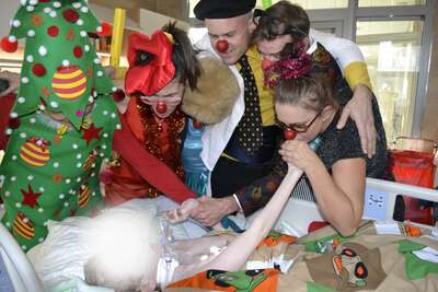 Návštěvy Zdravotních klaunů viditelně prospívají dětem na trvalé přístrojové podpoře 
