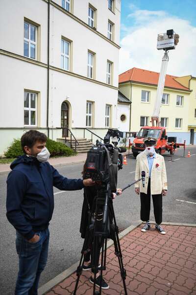Zdravotní klaun Petr Liška dával jako autor nápadu rozhovor České televizi. 