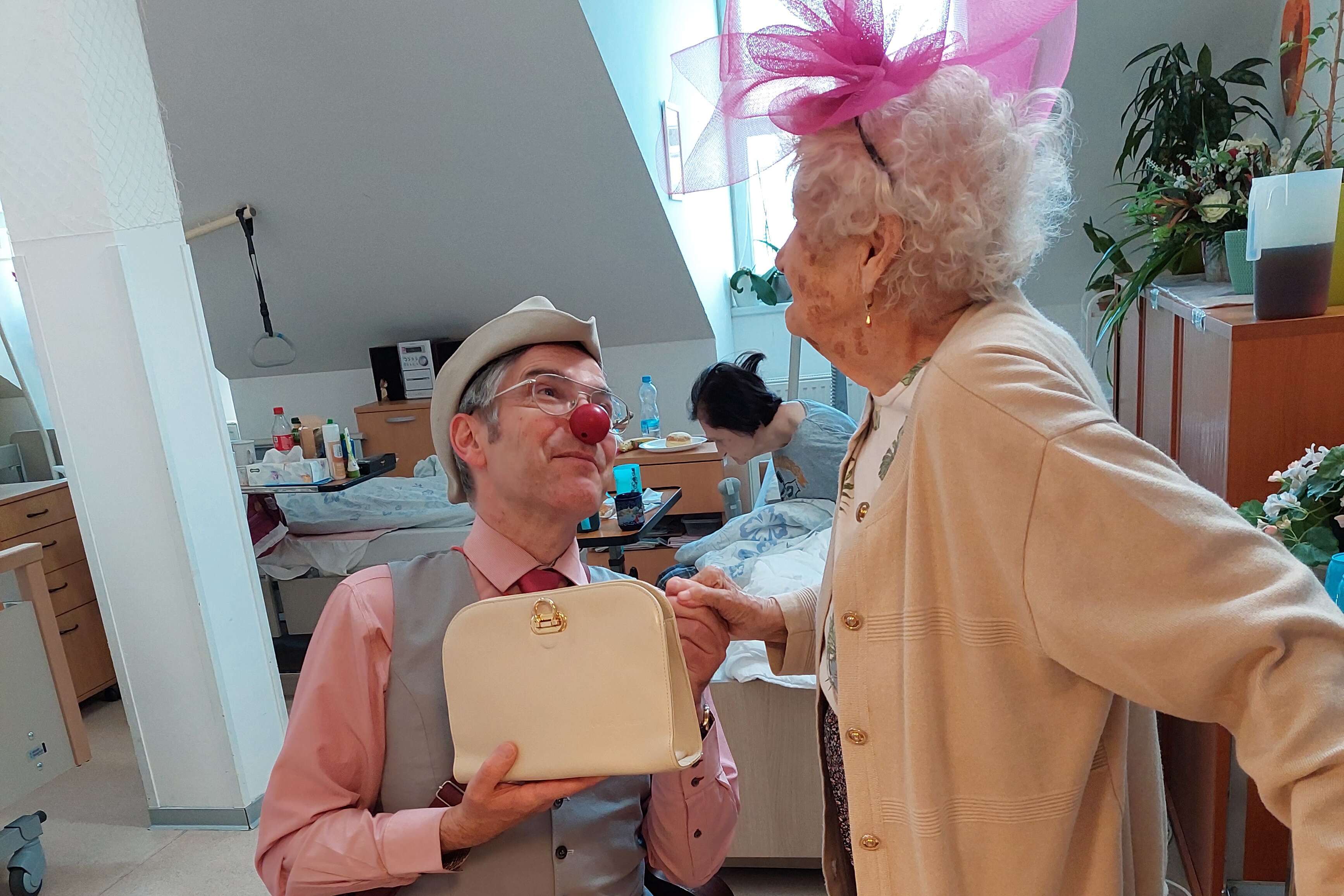 Zdravotní klaun pomáhá v domově pro seniory