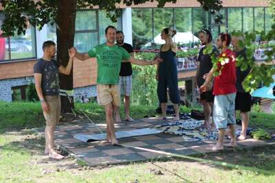 Vyzkoušeli si například chůzi po slackline. 