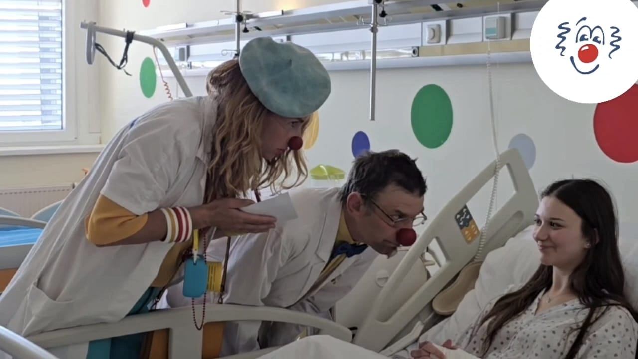 Dva Zdravotní klauni u lůžka pacientky na dětském oddělení