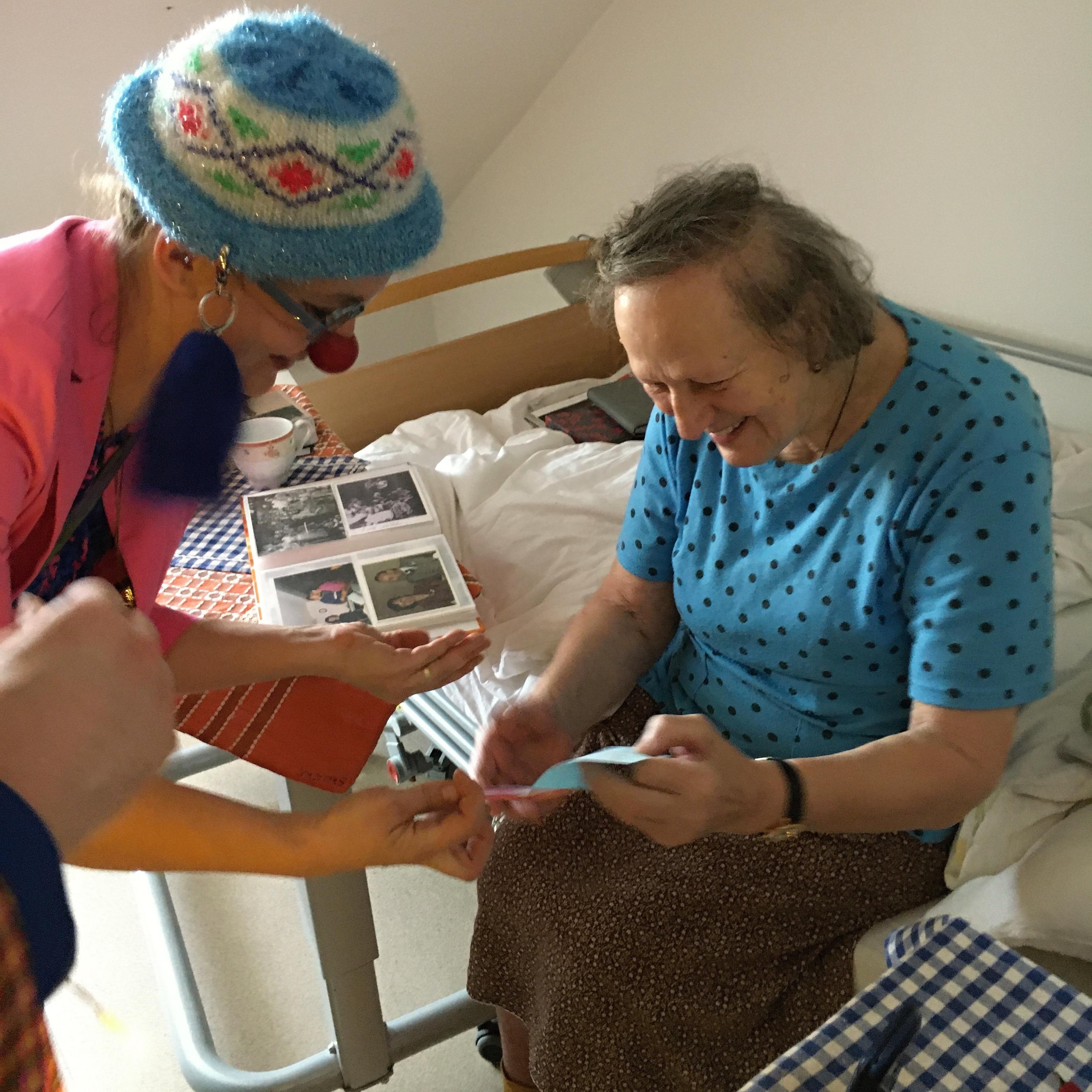 Senioři v domově Elišky Purkyňové v Praze dostali vánoční přání od dětí ze základní školy.