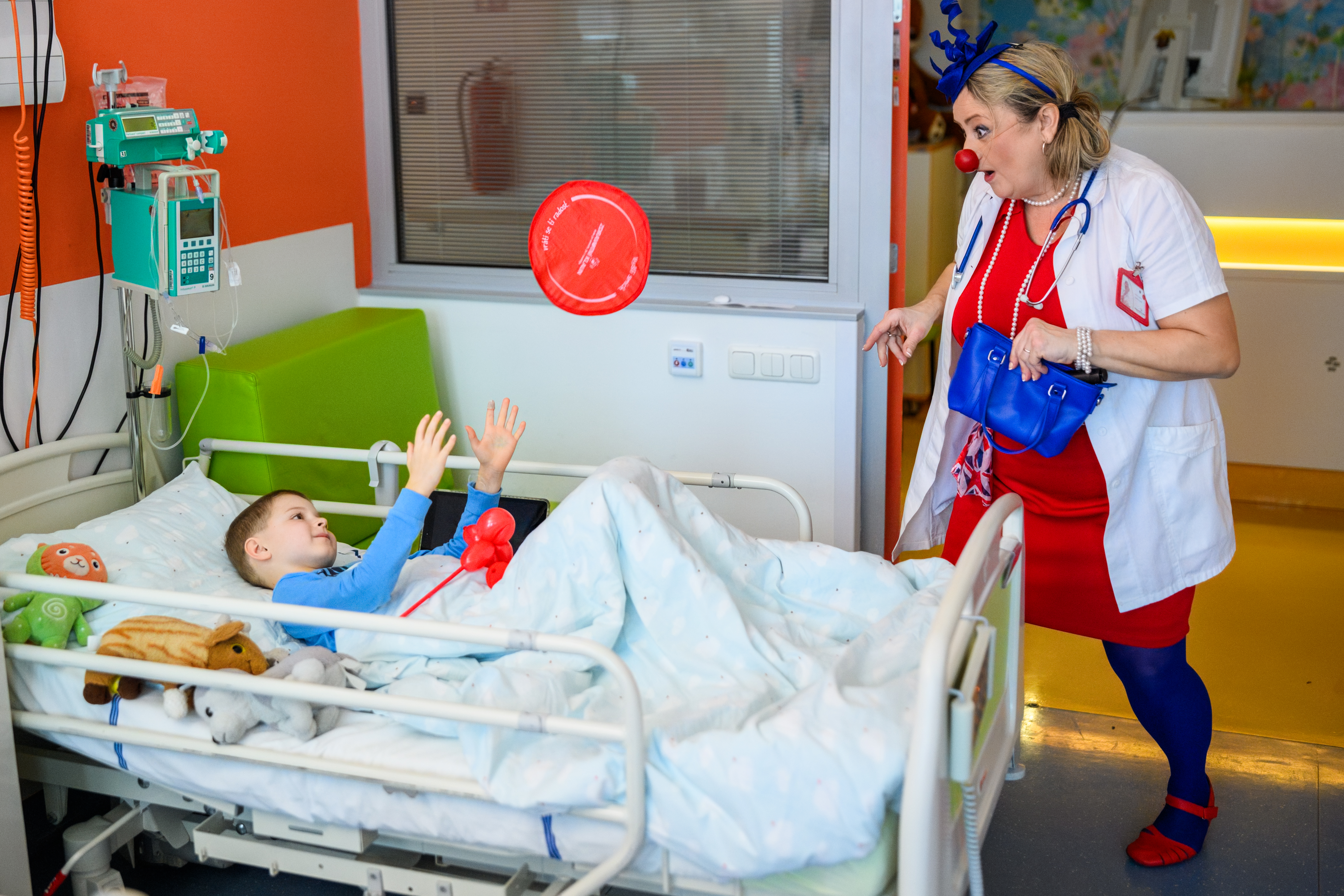 Zdravotní klaun doprovází na operační sál 