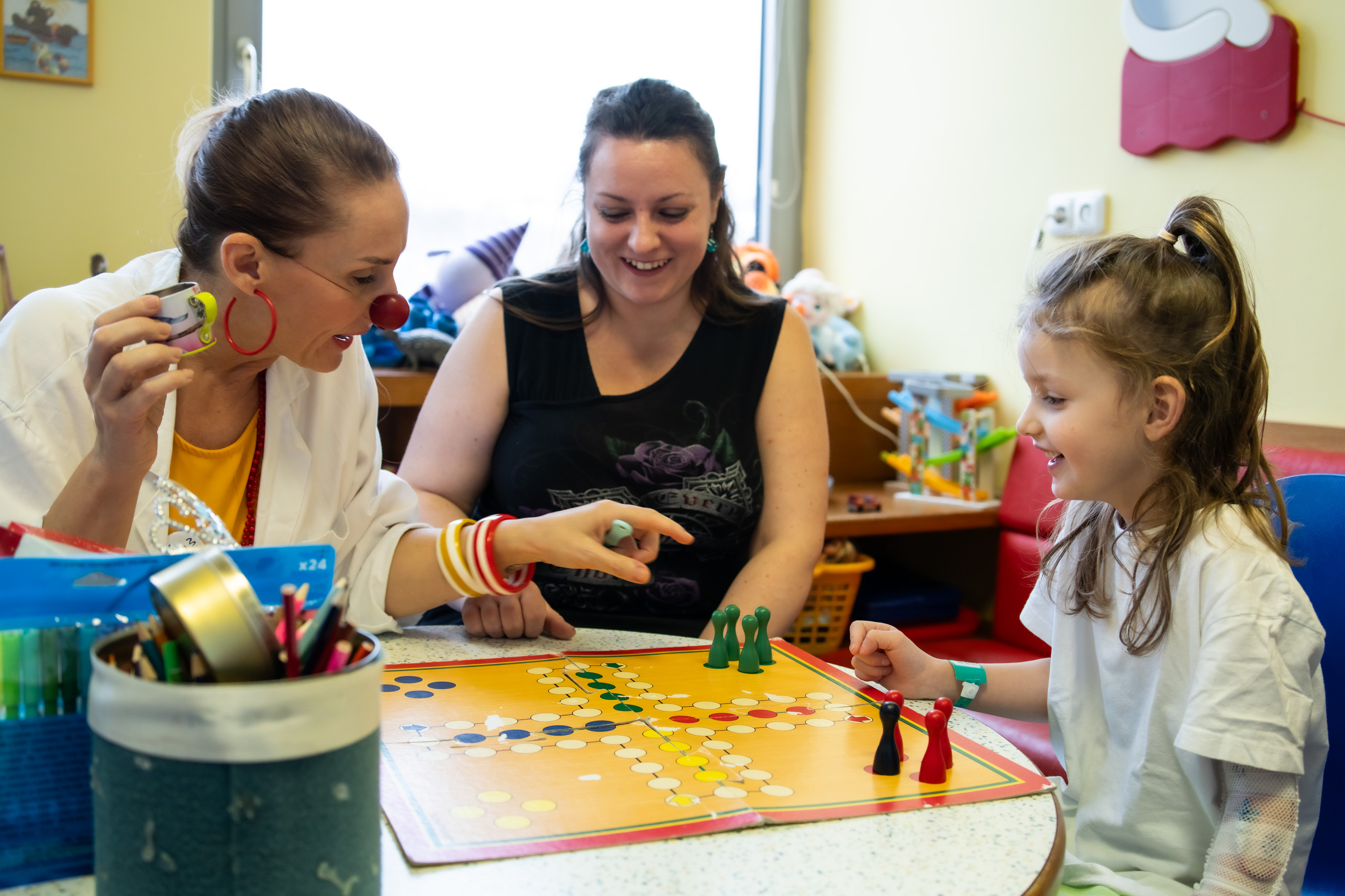 Zdravotní klaun doprovází na operační sál 