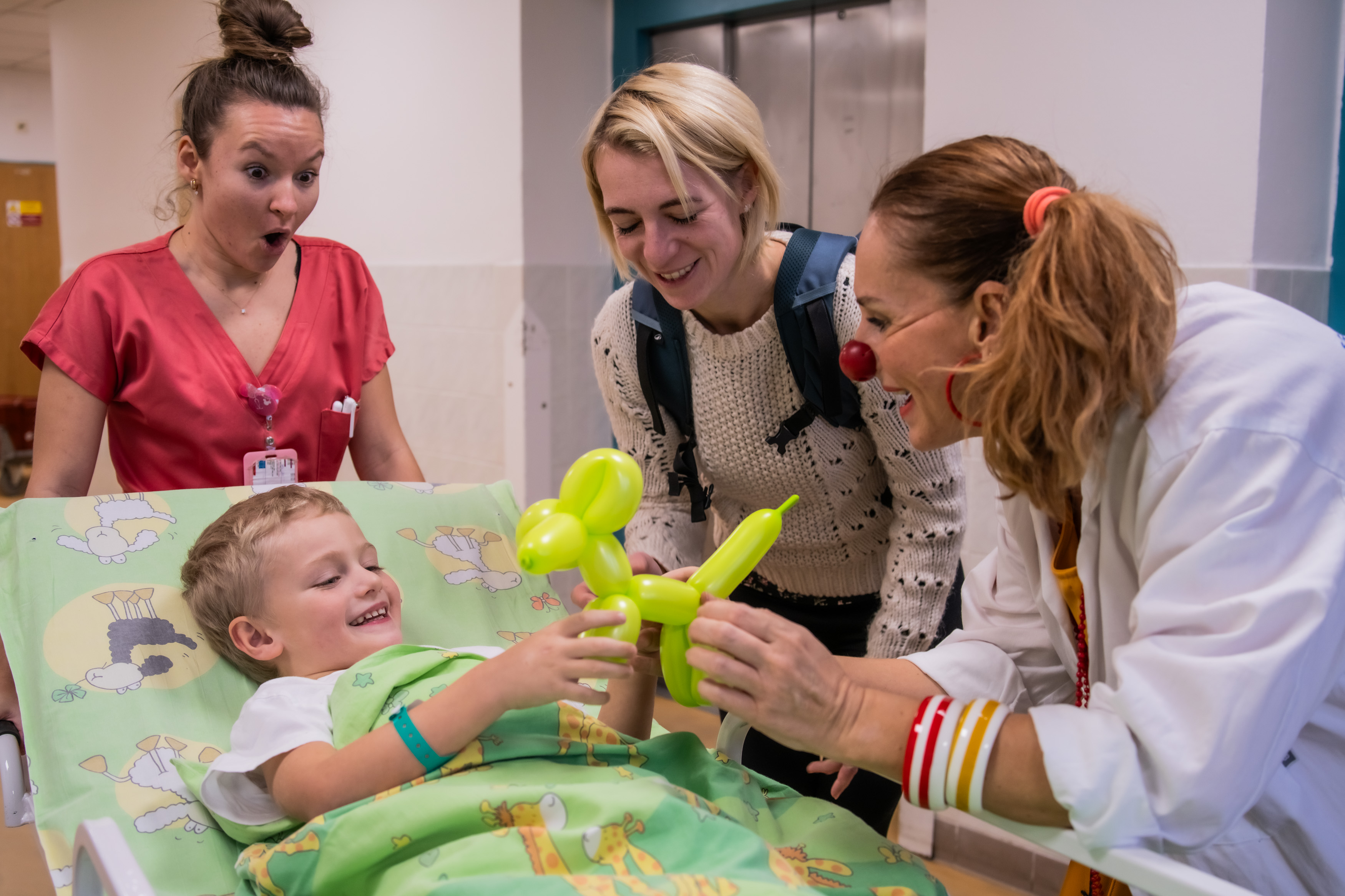 Zdravotní klaun doprovází na operační sál 