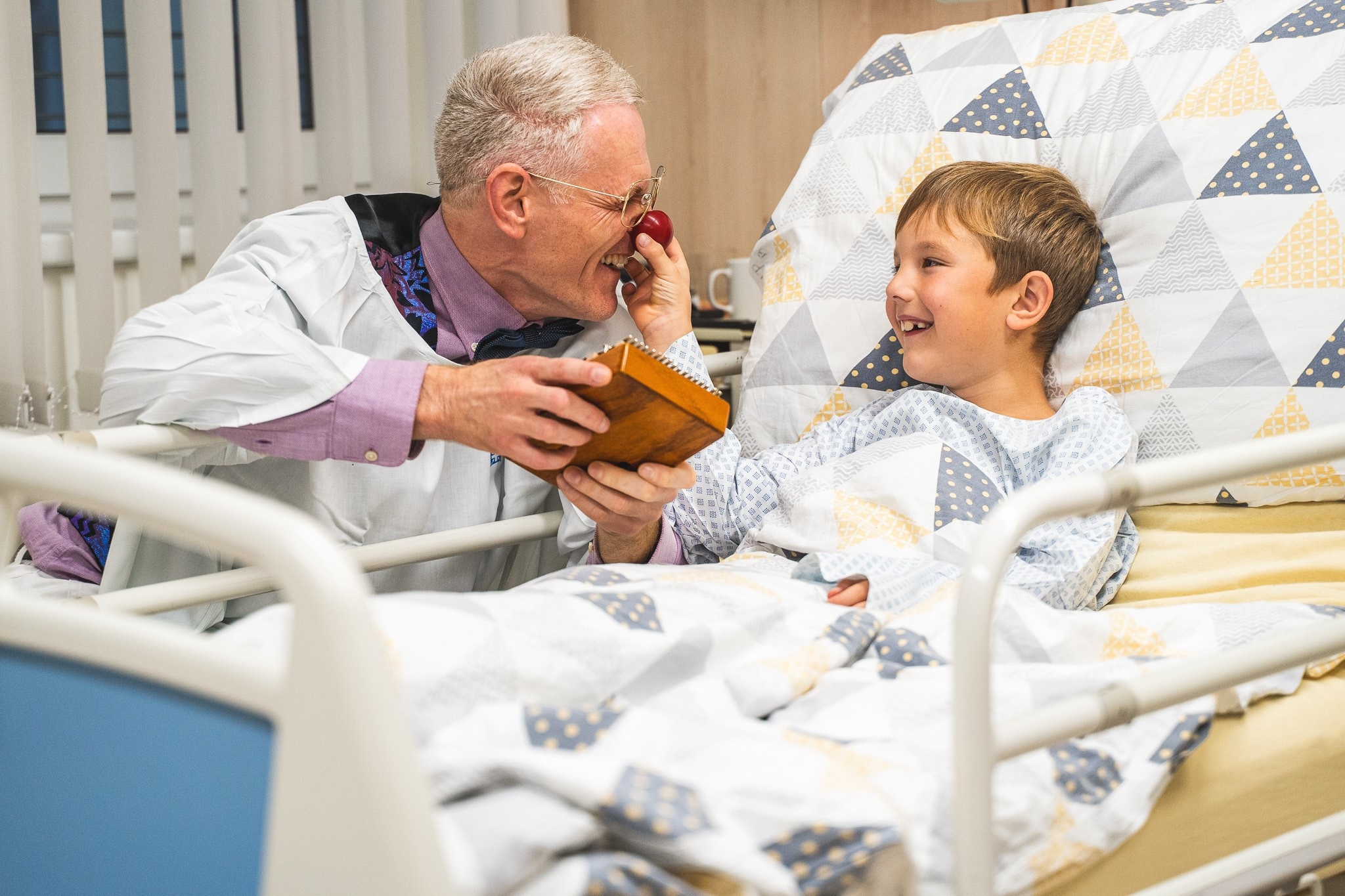 Zdravotní klaun doprovází na operační sál 