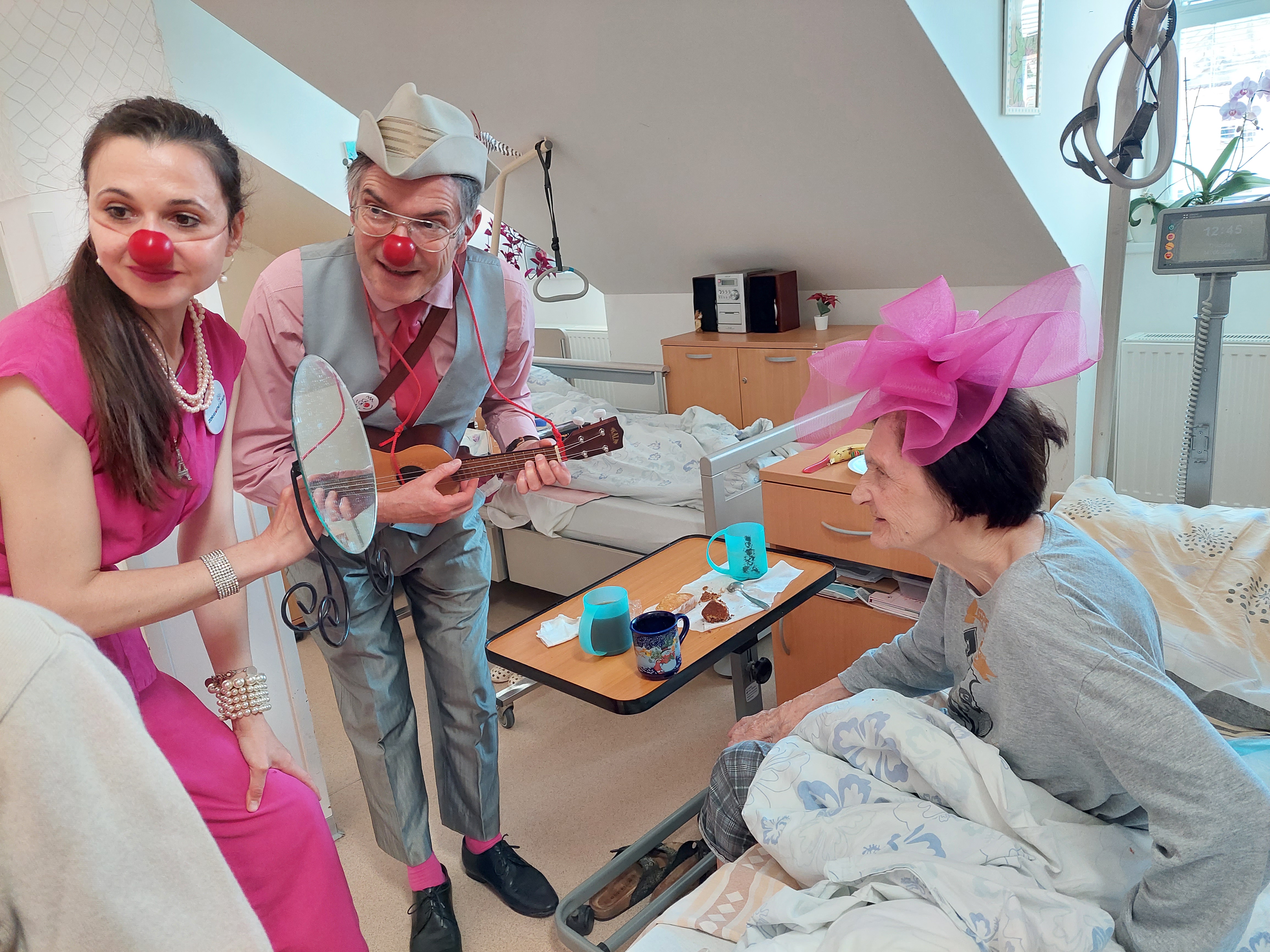 Zdravotní klaun pomáhá v domově pro seniory
