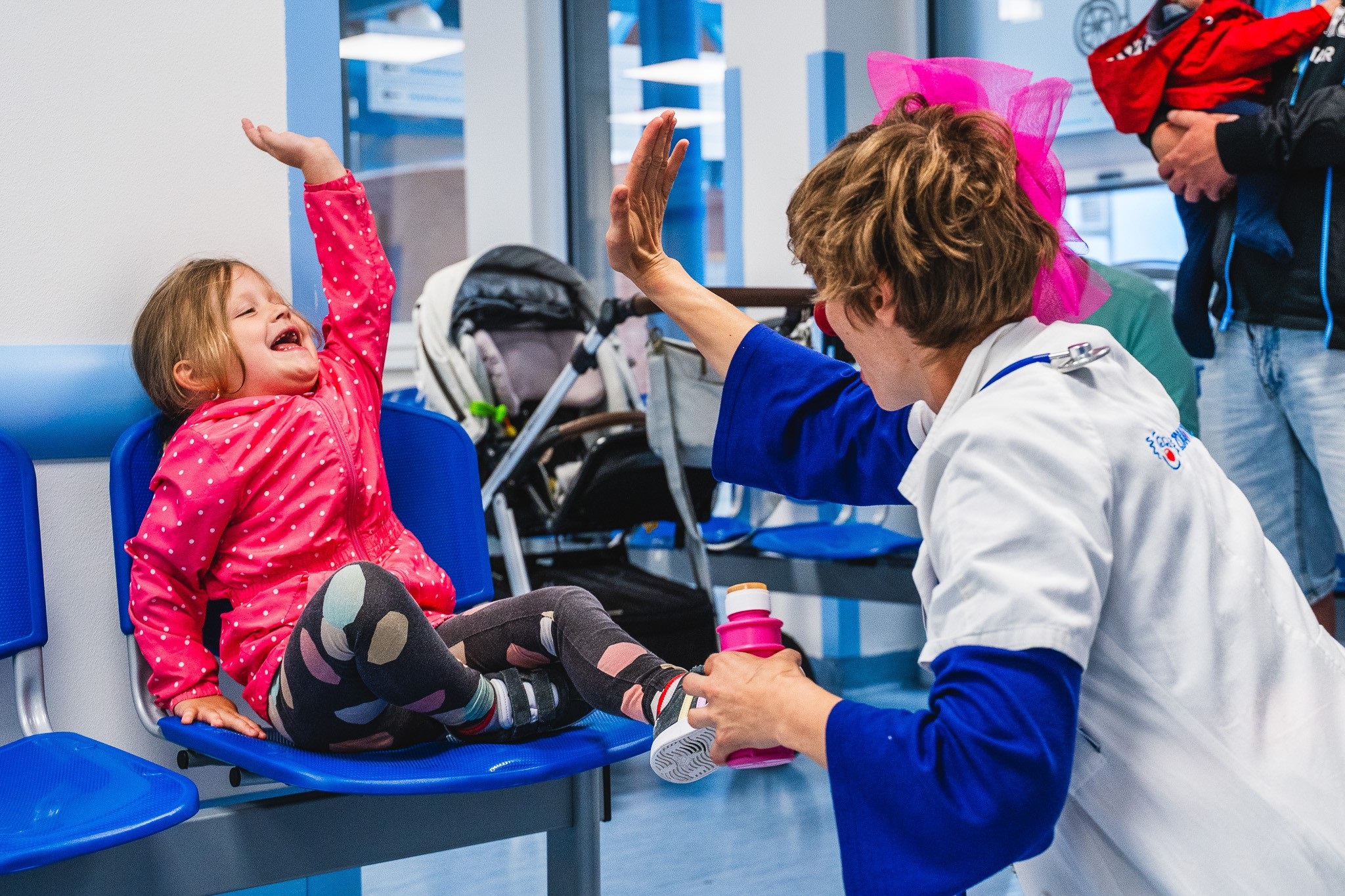 Zdravotní klaun s dítětem v nemocnici