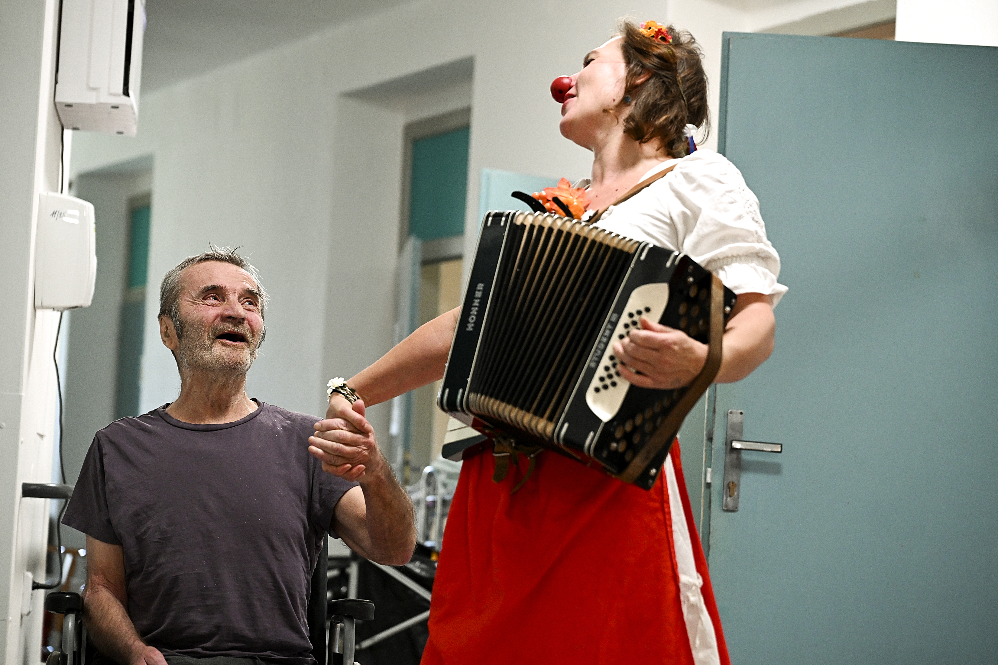 Zdravotní klaun pomáhá v domově pro seniory